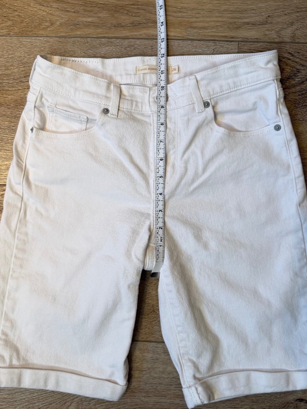 Levi's Classic Bermuda Denim Shorts | Size 26 | White/Off-White | Sewn-in Cuff - Picture 5 of 10
